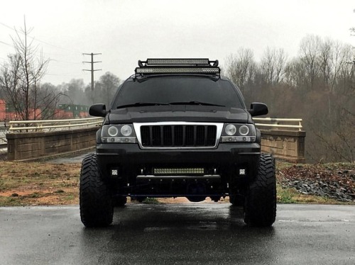 @wj_wraith told me to post a side shot of my jeep, so here’s the front end #FrontEndSaturday #