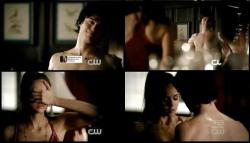 Damon: Bom Dia.Elena: Eu, iaa (Elena vê Damon nu e ela se vira)- OH! Você me ouviu sabia que eu estava aquiDamon: Você devia aprender a bater, e se eu estivesse &hellip; indecente? ~