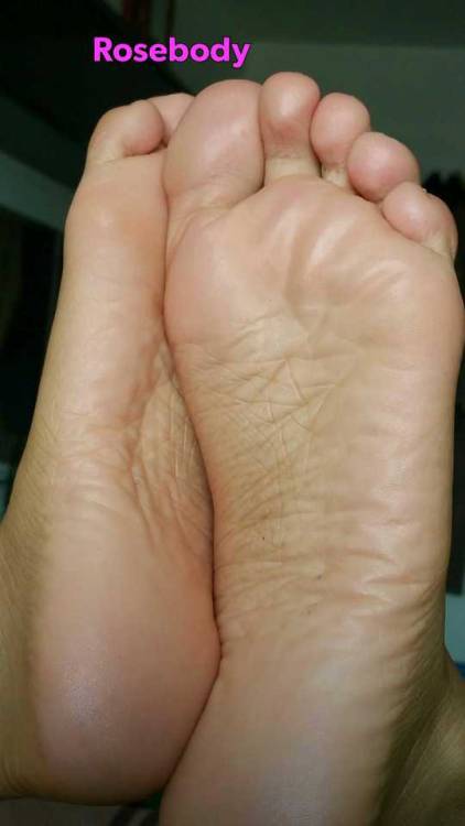 rosebody: Smelly and soft gymfeet Silky and wrinkly feet soles great for rub them, also suckable to
