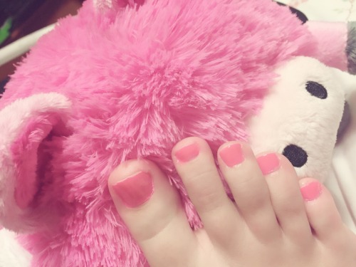 snoopythatsme: male-foot-whore-submissive: sarahsfeet: Pink piggies on a pink piggy! both are adorab