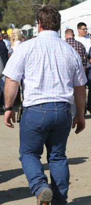 hungbears4me:  thebigbearcave:  arse on the move. you can totally see the shape of things to cum on those jeans!  Wow look at that ass in them jesns