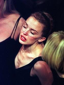 kradhe:    Kylie Minogue bows her head at ex-boyfriend Michael Hutchence’s funeral (1997) 