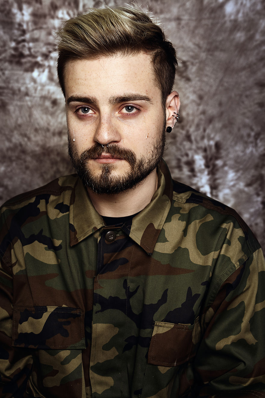 boredpanda:    Powerful Portraits Of Men Reacting To New Mandatory Army Draft In