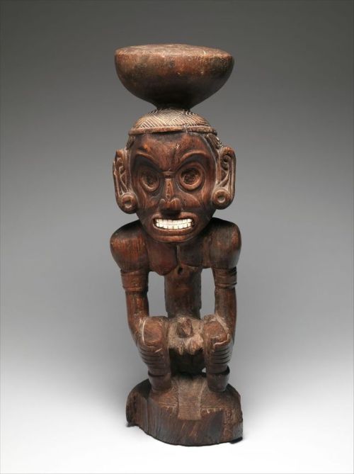 Wooden Taíno zemí (c. 1000, probably from the Dominican Republic). It is 68.5cm tall, 21.9cm wide, a