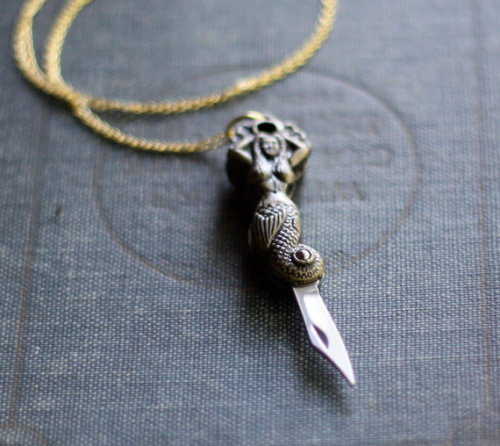 wickedclothes:Mermaid Pocket Knife NecklaceThis mermaid isn’t what she appears to be at first 