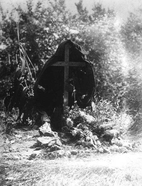 Tombe d’un officier de Highlanders.Photographie de presse.Agence Rol.Sur la croix, il est écrit : 