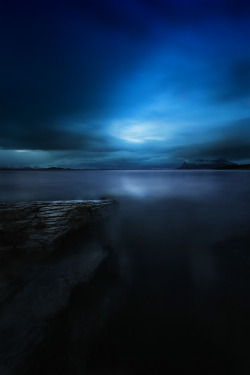 me-lapislazuli:  Deep blue sea by jzky 