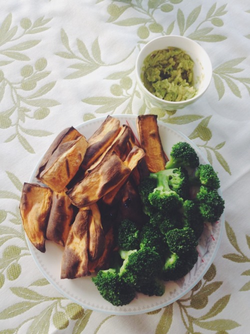baked sweet potato wedges with broccoli and mashed avocado, this was sooooo delicious!! now watching