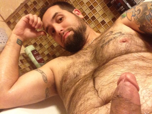 socalchubbybear:  insertuseralias:  Oh hai!  Yum!
