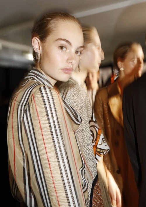 Backstage at Burberry S/S 19Source: Burberry S/S 19 Backstage Impressionen & Runway Details