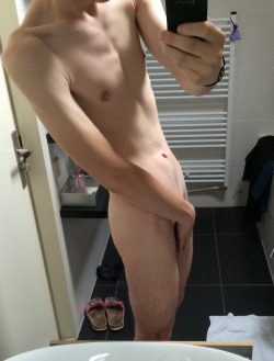 frodosbois2:  the-life-of-a-gay-twink:  Shower time! :D   http://frodosbois2.tumble.com