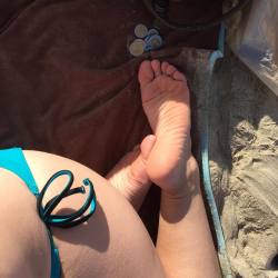 goddess-clare:  Beach feet! And pesos #beachfeet