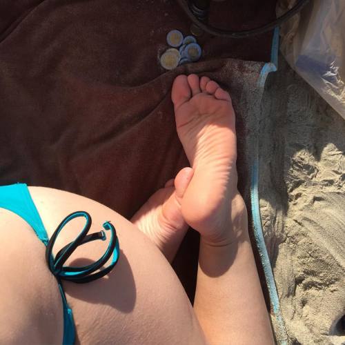 Porn goddess-clare:  Beach feet! And pesos #beachfeet photos