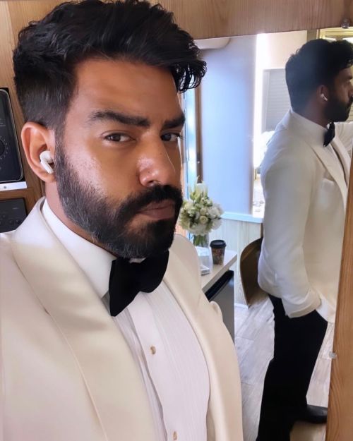 @rahulkohli13: Off to see No Time to Die tonight… feeling a little underdressed.