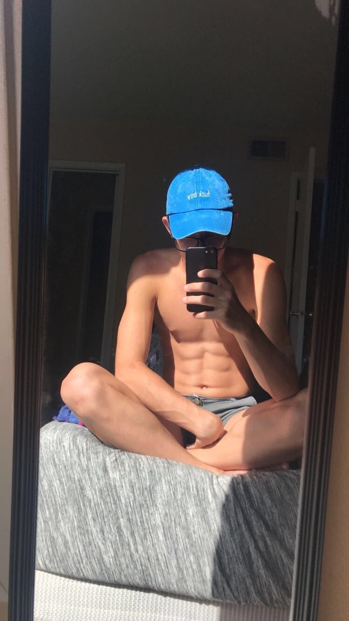 jonfuckinj:  Sun’s out, Buns out