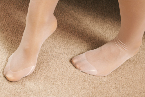 discreetdreams:Feet in white stockings