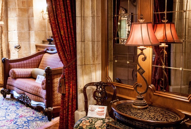 dreams-of-a-disney-wonderland:  A Tour of a Cinderella Castle Suite 