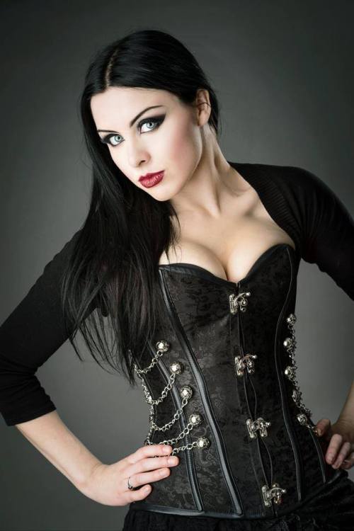 gothicandamazing:  Model: Lady Kat EyesPhotographer: Lok Ng Welcome to Gothic and Amazing |www.gothicandamazing.org   