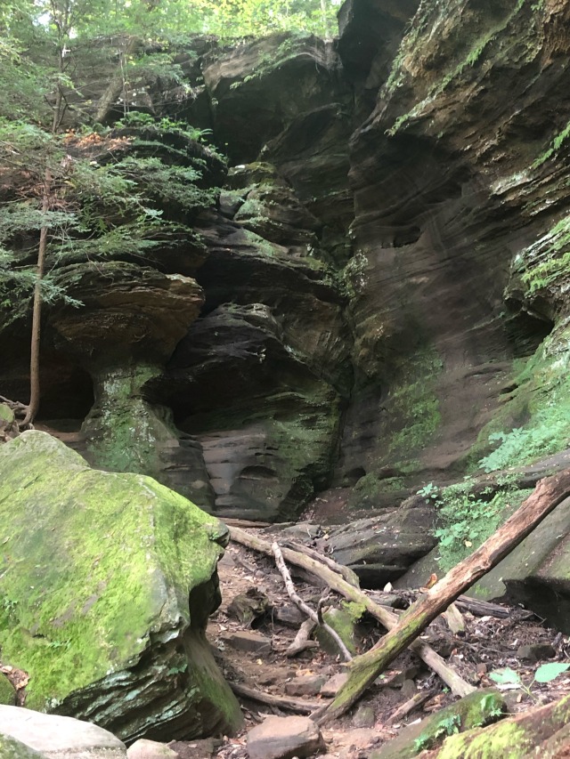 Final hikes in Hocking Hills before heading back north , Rock House and Ash Cave with babe. Had a great weekend 😊❤️ @katiiie-lynn 