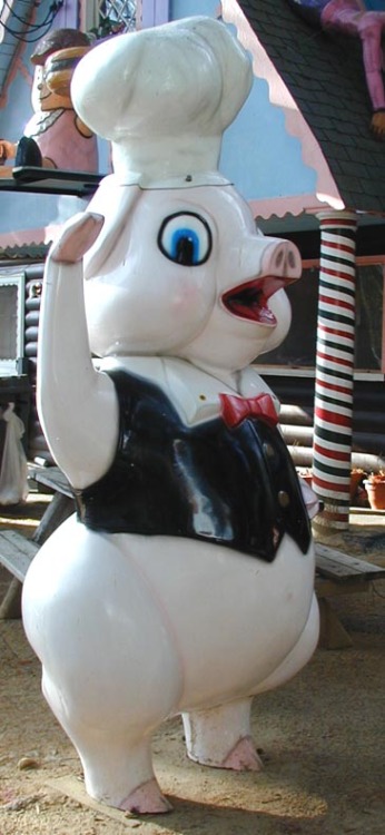 rottenweb:The Pig Chef statue at Lake George