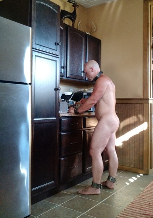 247master:Muscled slave @slaveforlabor is also used to perform house chores occasionally. This is of