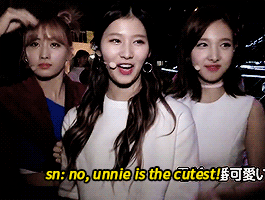 imnayeonie:  foxy nayeon strikes again 