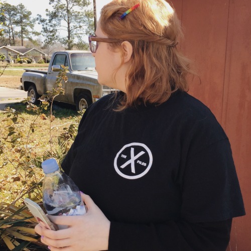 scullyscrunchie:i wanted my sis to take a pic of my x files shirt bc i spent 20 minutes looking for 