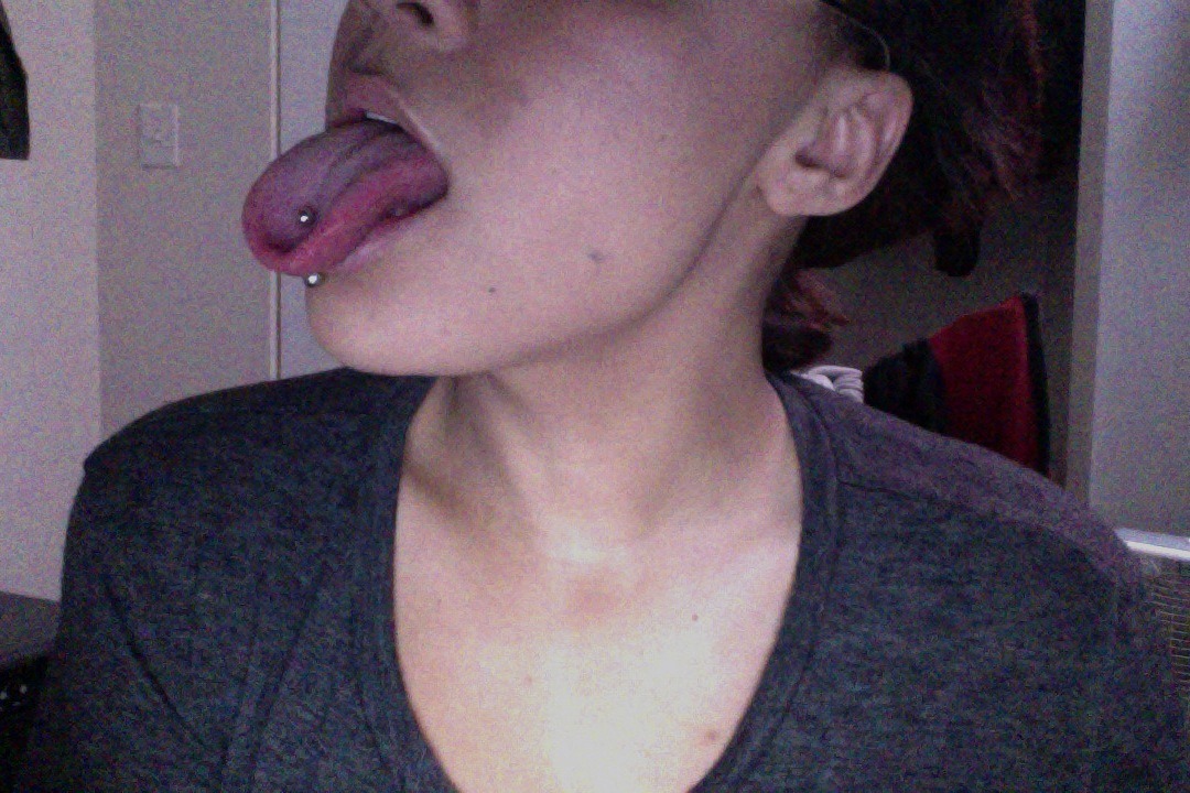 nopantseverr:  piercing + lips 