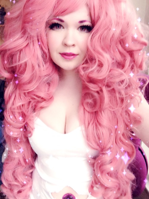 psychedelicpaprika:  Still have a few more things to do to this wig to make it even bigger but im excited to be rose quartz !!  <3