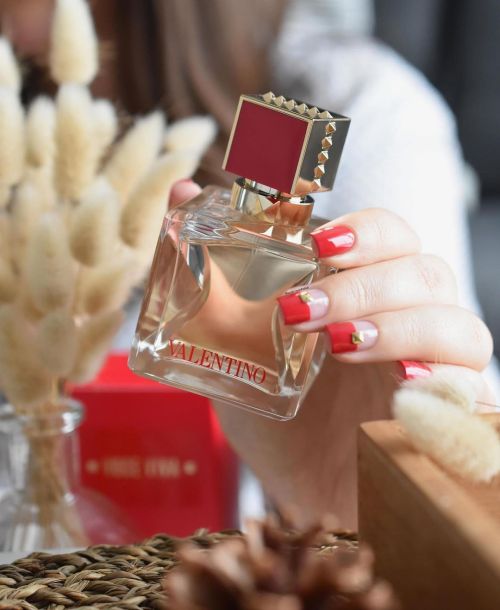 Je commence l'année avec un nouveau parfum favori : Voce Viva de @valentino.beauty ❤️ Ma revue compl
