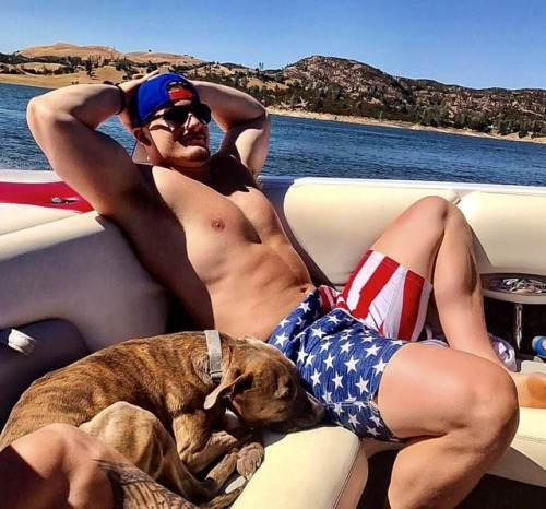 straightdudesexting:New York Giants Full Back hunk Shane Smith 🏈