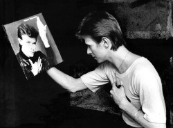 soundsof71:David Bowie &amp; Masayoshi Sukita: Sukita captures Bowie posing with Sukita’s photo of Bowie posing for “Heroes”
