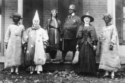 futubandera:  Los disfraces de halloween en el siglo 19, si que daban miedo… 