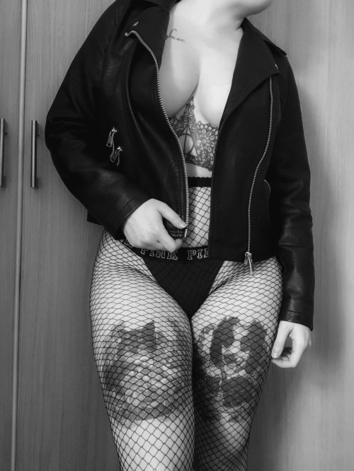 lost-lil-kitty:It’s leather jacket and fishnet weather again! See the uncsored photos on my twitter 