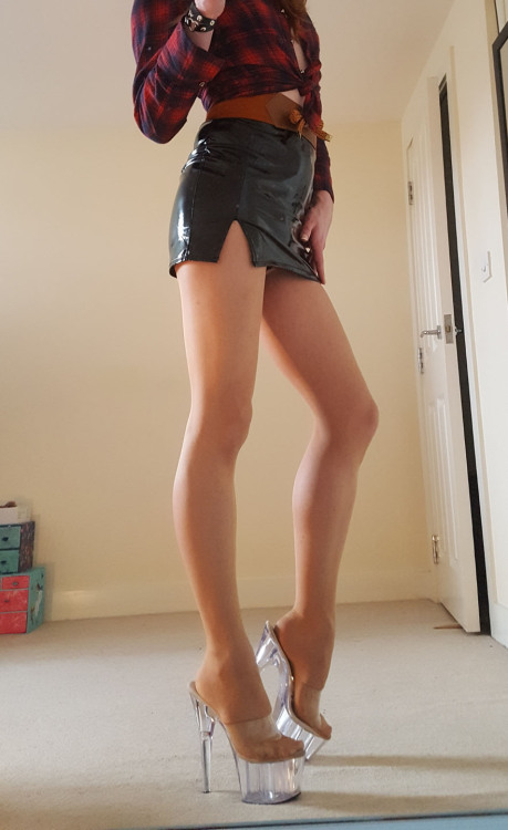 mainlyusedforwalking:I should use these heels more, they are super duper cute =3