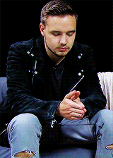 leims:  breaking news: liam payne cannot do the finger thing 