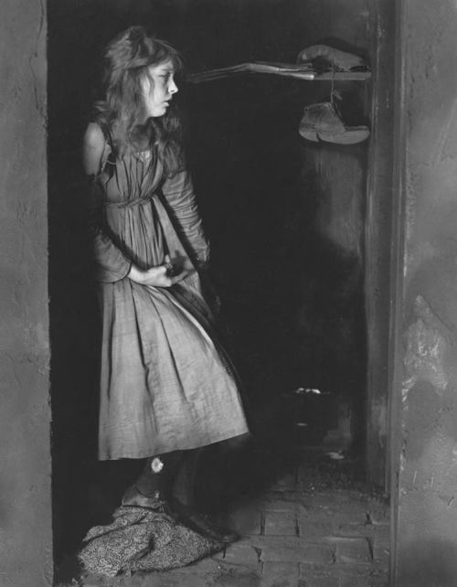 nightclubsinger:Lillian Gish in Broken Blossoms (1919)