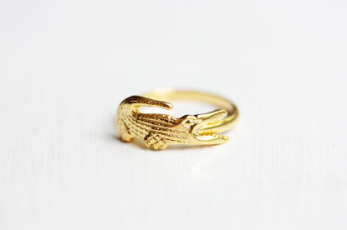 littlealienproducts: Gold Alligator Ring // $16 goodgirlsmister!!