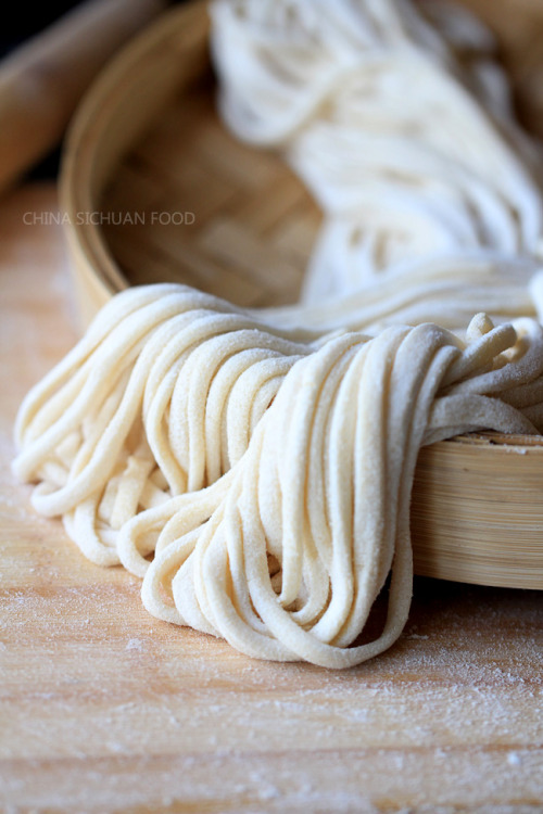 NOODLES(From BtN)www.chinasichuanfood.com/homemade-noodles/Ingredients:50 g high gluten flou