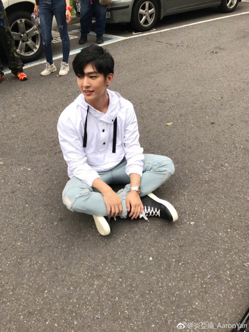 (Aaron Yan’s WB Update): The drama’s filming is complete! I’m not just sitting cross-legged, I’m ant