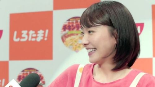Capture of Yui Aragaki’ new Nissin cm named “hero interview” chapter.via kree