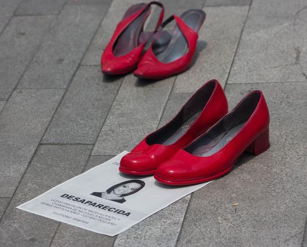 vaqh:  Zapatos rojos en el palacio de Bellas Artes sirvieron para crear conciencia