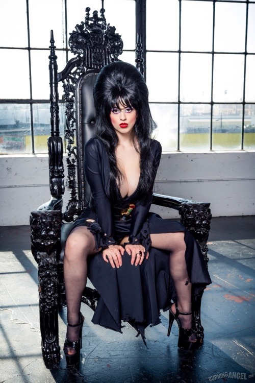 sexynerdgirls:  Elvira by Larkin Love   Whoa whoa whoa!~ O /////O <3 <3 <3