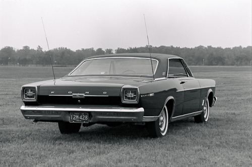 theoldiebutgoodie:  UNITED STATES - JUNE 10: 1966 Ford Galaxie 500XL — The new Galaxie engine choice insludes 7-Litre which, unlike competition-oriented 427-incher, can be ordered with options like power steering and brakes, air conditioning, and 3-speed