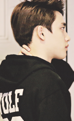 kaiwaiisoo-blog:  Kyungsoo and his habit