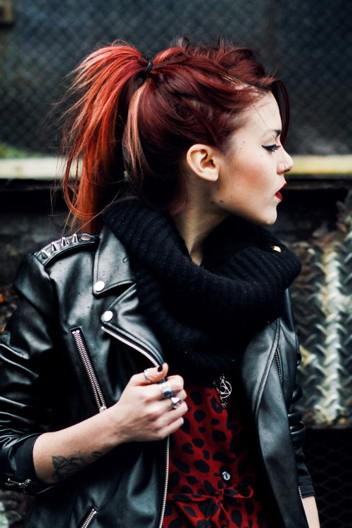 sativa-satan:  pics-lesbz:  .  THIS GIRLThis is the girl with the hair I want 
