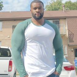 tete-baby:  tastyblkman:  Bigg Beard..  Yes I love a big think dude  Yaaaaassssss!