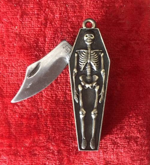 draculasdaughter:Coffin & Skeleton Pocket Knife, 1910s.