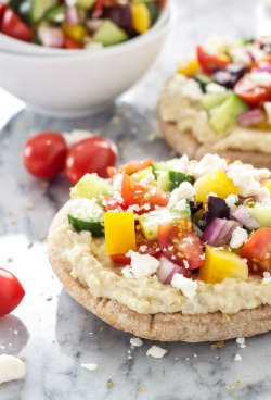 foodffs:  Greek Pita Pizzas Really nice recipes.