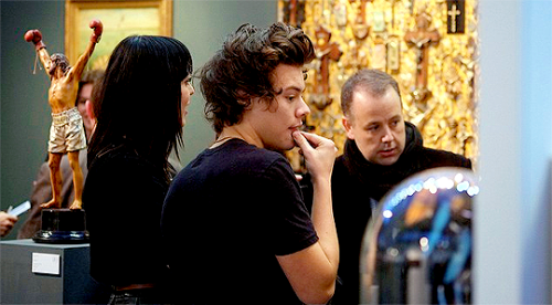 yoursympathy: harry at an art museum - alternatively, when art admires art